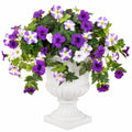 Arrangement de pétunias artificiels violets et blancs en pot avec feuillage vert